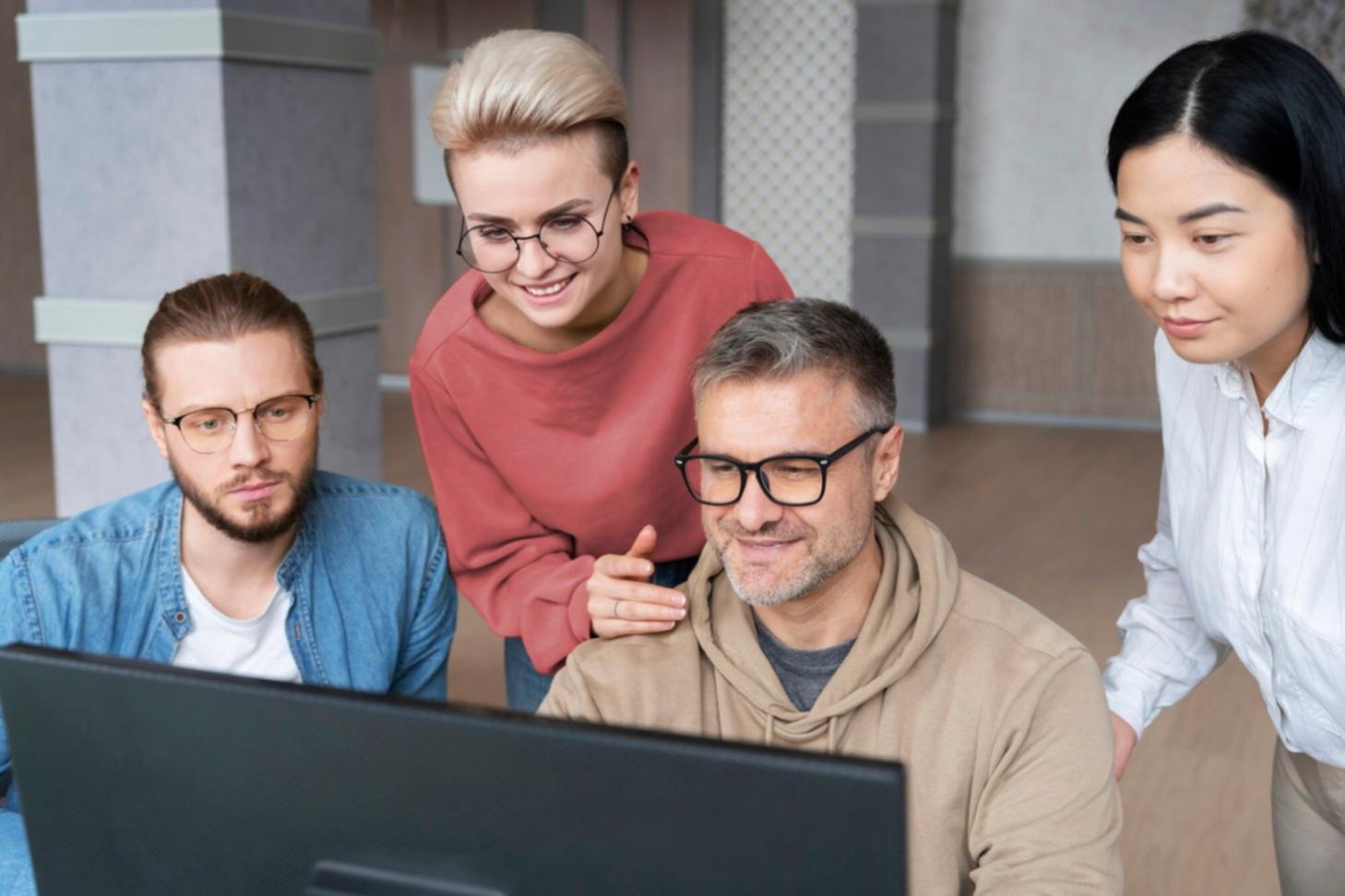 Équipe kaltriveniq travaillant en collaboration sur des stratégies financières personnalisées